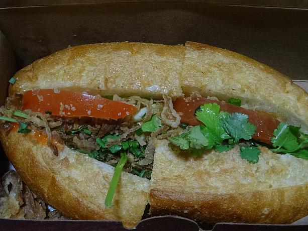 バインミー＠新世界百貨店地下１Ｆ（６５００ウォン）。珍しいベトナムサンドイッチのバインミー。豚肉、ハム＆チーズ、野菜、エビの４種類があり、こちらは野菜。注文時にパクチー（コス）をいれるかどうか聞かれる。韓国語ではバンミ。