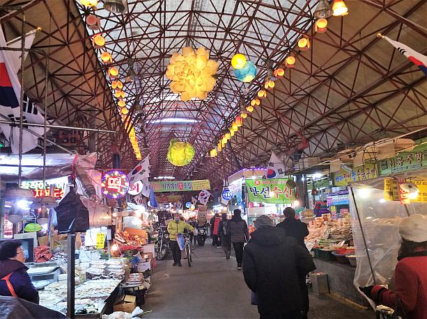 ごちそうの食材であふれる中央市場。ぷらぷらしていると発見いっぱい、そしてちょっぴりディープ。ソウルの地元感を味わいたいツウな観光客にも人気のスポットです～