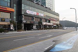 映画の街・釜山。こちらは映画通りといわれています。世界的に人気の映画のデザインが道路に！