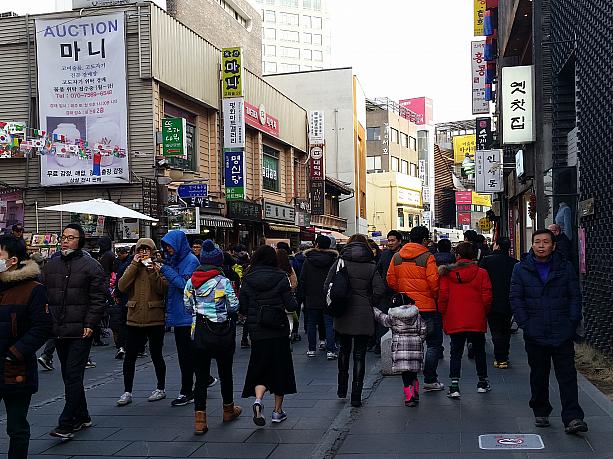 いつもは外国人観光客が多いメインストリートのインサドンキルですが、この日は地元韓国人の家族連れやカップルでいっぱい！