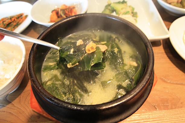 こちらは釜山らしく、カレイと貝類でだしをとった海の幸たっぷりのミヨック！