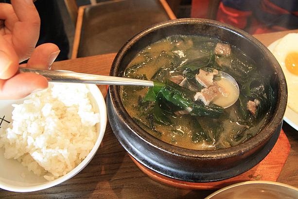 韓国の朝ごはんの代表格！ミヨックッ（わかめスープ）！こちらはオーソドックスに牛肉ダシの味付け！