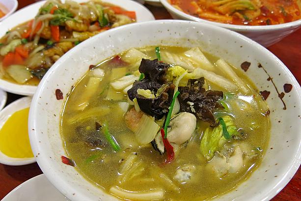 韓国のチャンポンというと真っ赤な辛いスープで有名だけど、牡蠣チャンポンはだいたいが白いスープ！でもお味はちょっとピリ辛！