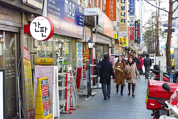 こちらは地下鉄のウルチロサムガ（乙支路３街）駅前。この辺りにはインテリアや印刷系の小さなお店が集まっています。