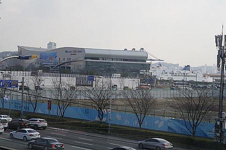 釜山駅の海側の出口から見るとフェリーターミナルは目の前！