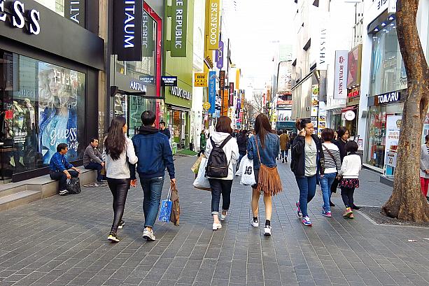 昨日からどんどん寒くなくなって、急に春が来たようなソウル！ソウル中心部の繁華街、明洞（ミョンドン）を歩く人たちもだいぶ軽装に～
