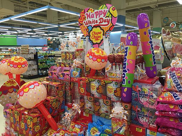 韓国でも3月14日はホワイトデー！スーパーの店頭にはスイーツがずらり～！