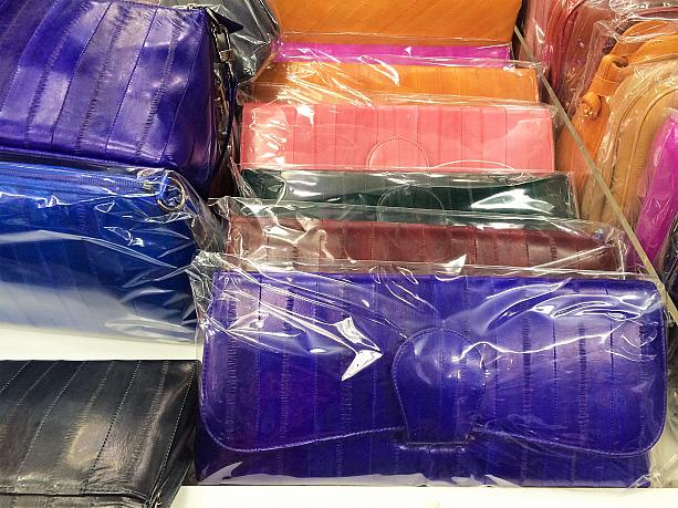 あ～！この青紫のクラッチバッグは、去年、某おしゃれな街のセレクトショップで79000ウォンで購入したもの！それがこちらではなんと50000ウォンで売っているではあ～りませんか！　この卸売り市場は安いのだと身をもって証明しました・・