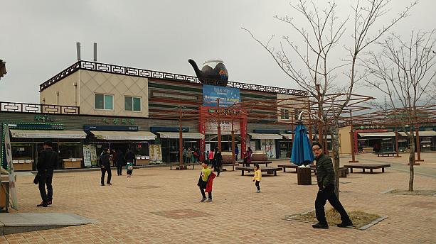 最後は堤川韓方エキスポ公園へ。韓方生命科学館をはじめ、薬草販売店の並ぶ韓方マウル、韓牛プラザなど見どころもいっぱい！