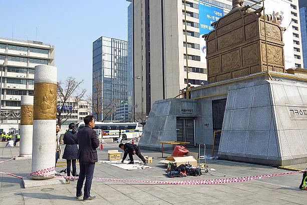 像の後ろでは何やら作業中のよう。きいてみると、世宗大王像を光で囲むアートを展示する予定とか！
