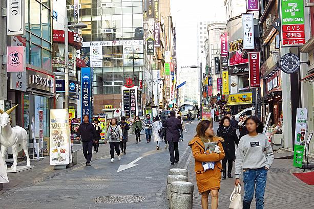 お店も人もいっぱいのソウル中心地の繁華街、明洞（ミョンドン）！