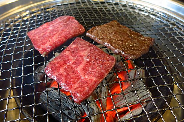 でも韓国グルメの王道といったら、やっぱり焼肉！今日は豪華に韓牛の特上ロースを！霜降り具合がいいカンジ！