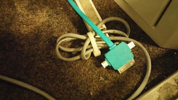 タイプ別にあるので急遽、充電が切れたら利用してみては？トイレなどの横の荷物置き場にあります。