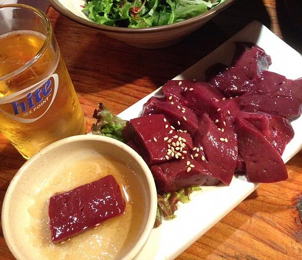生レバーが食べられない日本からわざわざ訪れる人も多いとか