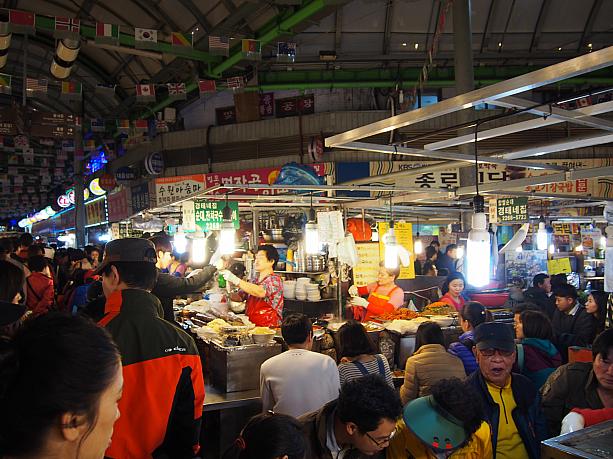 外国人観光客も地元の人も訪れて、かなりインターナショナルな市場。