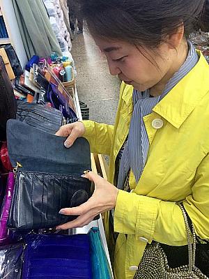 「このクラッチバッグかわいいわ～！」<BR>さちえさん、それマユミが前に色違いを他店で高く買っちゃったものですよ～