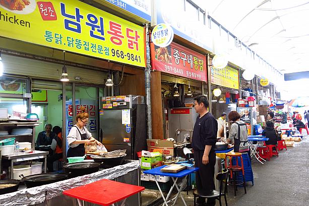 そしてトンタクのお店が並ぶ一画も。トンタクとは鶏をまるごと揚げた、昔ながらの韓国式フライドチキン！