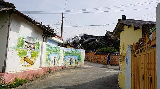 古くなった近代式韓屋（韓国の伝統建築）が並ぶこちらの村は雰囲気に合った素朴な壁画が人気。わざわざ訪れる人が結構いるんです。