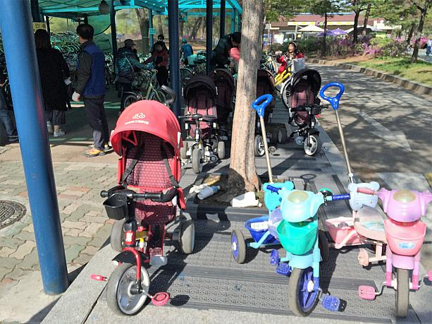 韓国でよく見かける三輪車の進化型のような三輪車型ベビーカーまで！