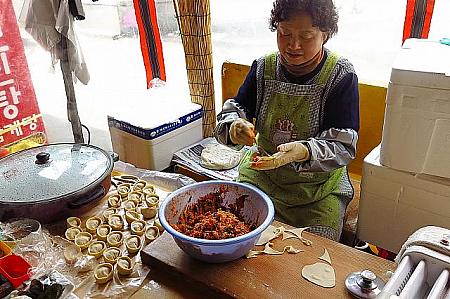 マンドゥ（韓国式餃子）を包むおばあさん