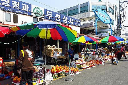 リンゴやミカンがかごの中できれいな山型に積み上げられているのが韓国っぽい～