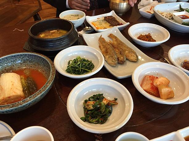 シメにはご飯と焼き魚と韓国味噌汁、和え物など。