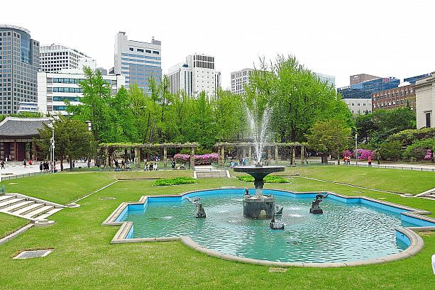 その前には韓国で初めて作られたヨーロッパ風の庭園が。伝統的な建物だけじゃなく近代の建造物などを見ることができるのも、徳寿宮の特徴！