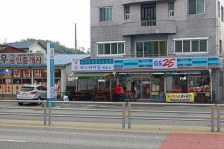 向かいにあるバス乗り場が洛山バスターミナル。ソウル行きのバスもこちらから。