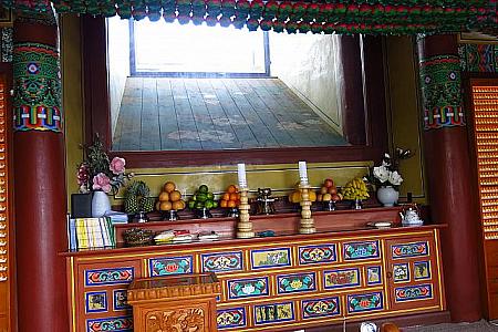 韓国のお寺の祭壇って日本のとはだいぶ違いますよね
