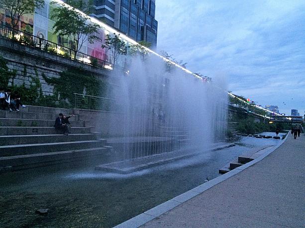 ここのところ本当に暑～いソウル。そんなときはちょっと清渓川で夕涼み！東大門近辺ではど派手な噴水が～