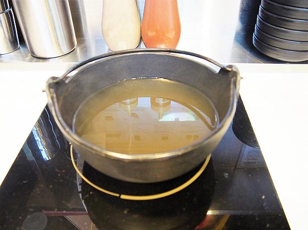 スープはミョルチ（にぼし）味に。火鍋やすき焼きなどもあるから何度も通いたくなっちゃう！