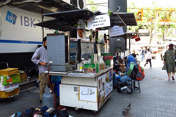 そうそう、最近はイスラム教の人も安心して食べられるハラルマークの屋台も！お店のご主人は外国の方のよう。