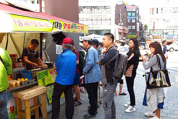 人気はやっぱりホットッ？釜山で有名なシアッホットックは南大門市場でも行列ができるほど。中にはたくさんの種やナッツ類が入っています！