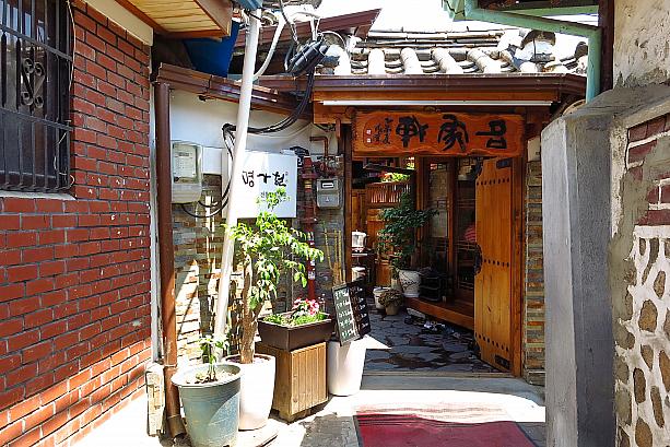 路地の行き止まりに韓屋カフェ発見！伝統茶屋さんのよう。