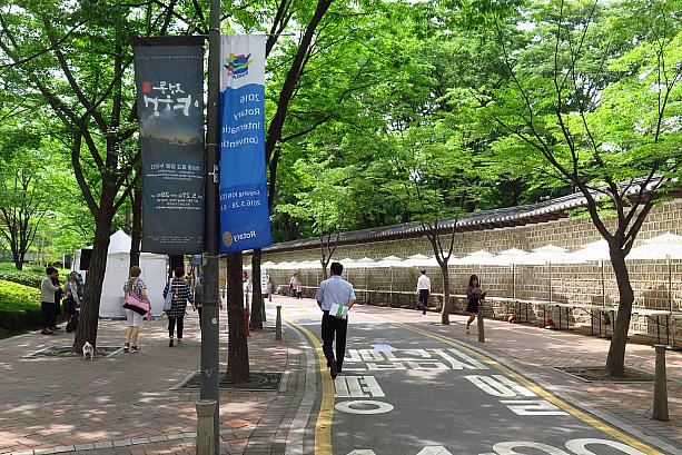 ビルの建ち並ぶソウル市庁周辺にもこんな緑におおわれた散歩道が。トルダム（石垣）が美しいこちらはトルダムキル。