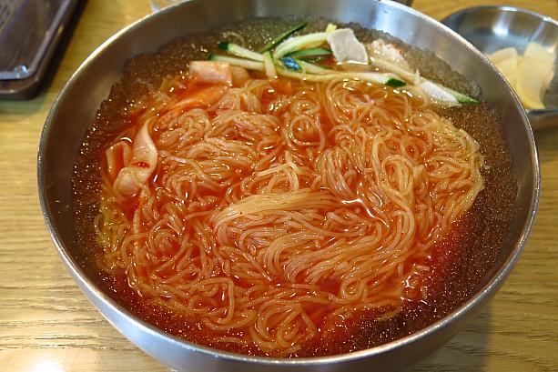 ソウルによくある冷麺と違ってムル（冷たいスープ）タイプでも結構辛いミルミョン。でもこのぴりっとした辛さがいいかんじ！