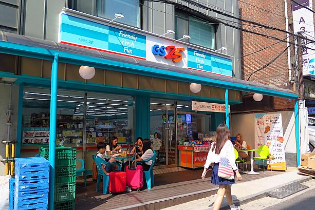 お店の前にテーブルが並ぶ韓国のコンビニ。暑くなってくると、ここで飲んだり食べたりする人がますます多くなります！