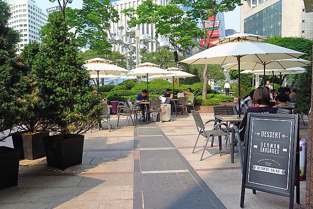 地下鉄ウルチロイック（乙支路入口）駅の７番出口や８番出口を出たところにすぐある広場に、こんなオープンエアのカフェが！