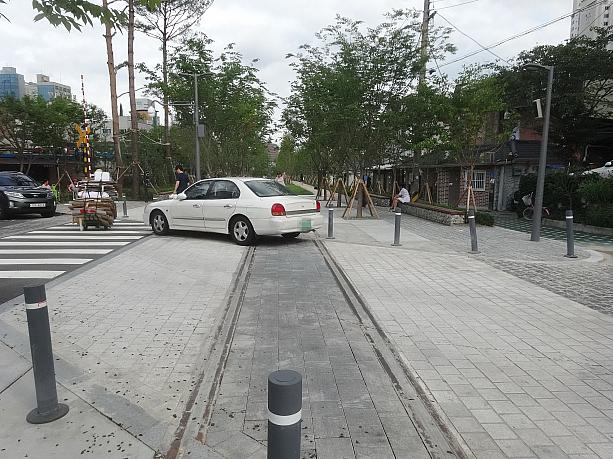 線路と横断歩道が。そんな線路を無視するように駐車する車。