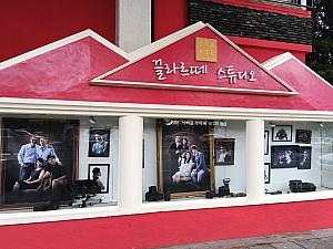 有名俳優の家族写真も展示している写真館
