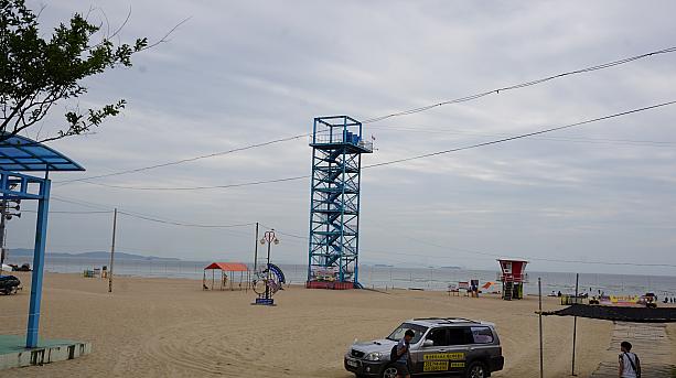 砂浜に建つ巨大な鉄塔。あれは何？？
