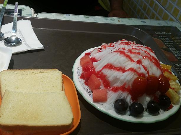 暑い夏にはかかせない！おいしいピンス（カキ氷）。今日はトーストが無料でつく韓国老舗チェーンカフェでピンスをオーダーしたら。。。