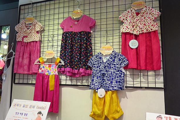 洋服にとっても近いデザインも。日本の子供用甚平みたいな感覚？
