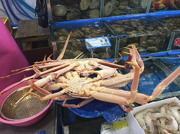 市場で新鮮な海産物を買ってから、市場内の食堂に持ち込んですぐに食べられるのがこの市場の魅力の一つ。市場というだけあって海鮮物はキロ当たりの量り売り！