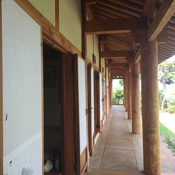 木造りの縁側に沿って、太い木の柱と韓紙の貼られた扉が並びます。