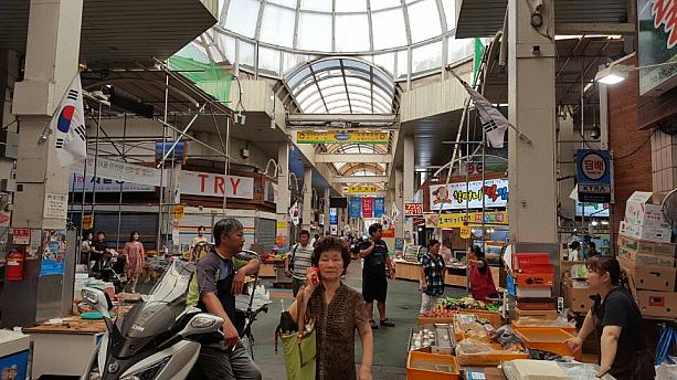 済州市内から車で約１時間のところにあるオーレ西帰浦市場はアーケードで雨でも暑くても観光しやすくなっています。