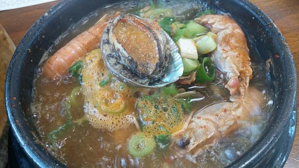 へムルトゥッペギは、魚介類たっぷりのテンジャンチゲのようなもの。濃厚なダシが出ていて美味。