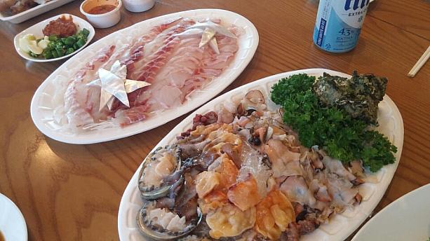 済州島のお刺身～！☆のようになっているものは太刀魚で、その下はタイなど。手前のお皿にはアワビなどの貝類。