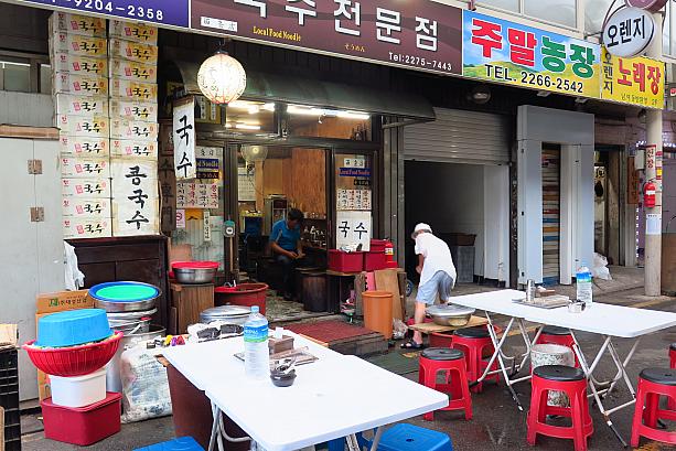 無数の「국수(ククス)」の文字。ククス＝麺のお店ですね！お店の前にまで並べられたテーブルがいい感じ。