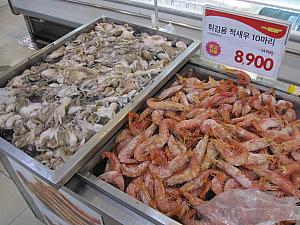 市場とは違い、マートでは魚肉はパック詰めしてあります。揚げ物が多いお供え物料理には油が欠かせません！